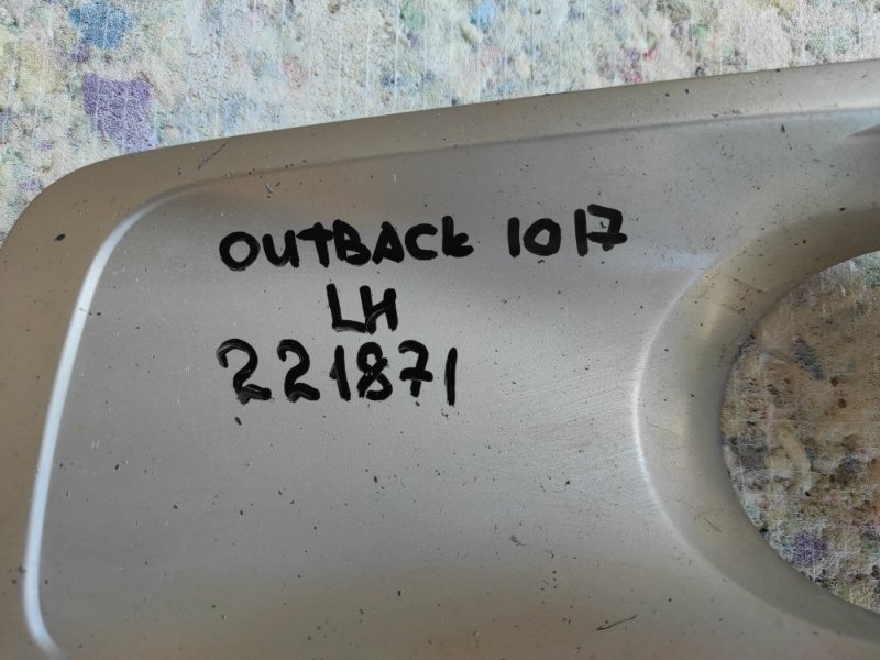 Накладка противотуманной фары передняя левая OUTBACK 09-14 BR 2010 2.5 EJ253