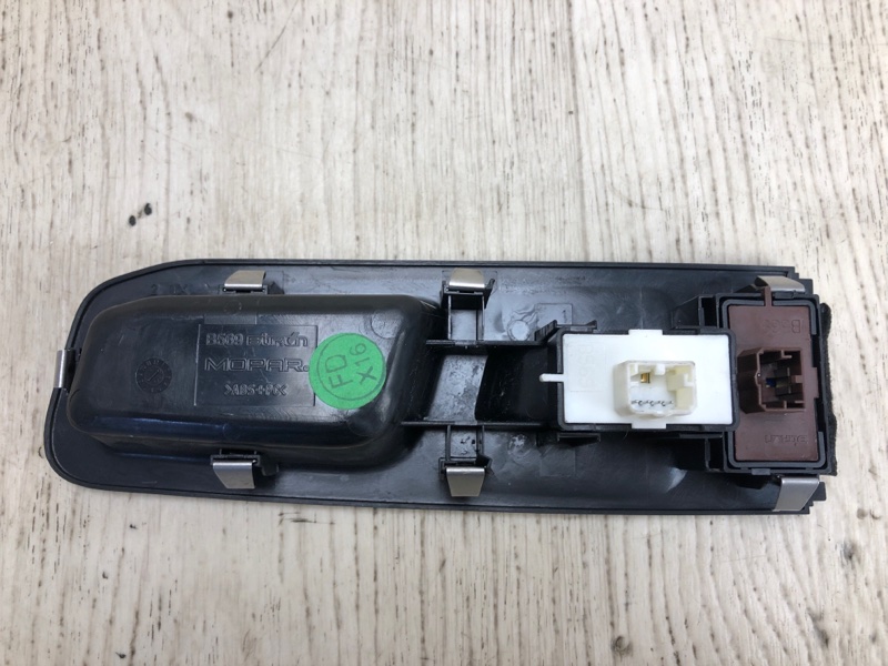 Кнопка стеклоподъемника передняя правая RENEGADE (BU) 14- 2015 BU 2.4 ED6 Кнопка стеклоподъемника передняя правая RENEGADE (BU) 14- 2015 BU 2.4 ED6