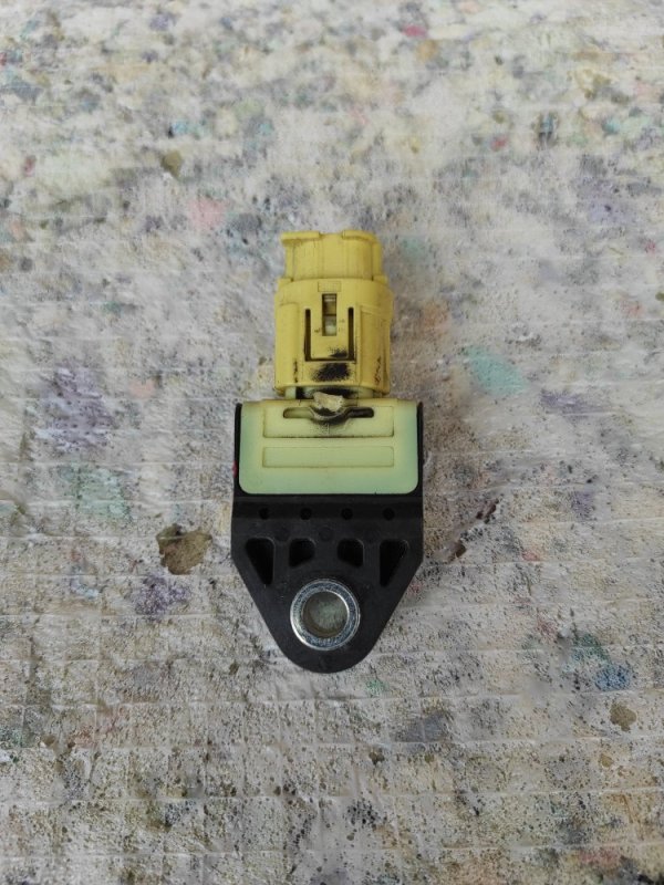 Датчик удара задний правый TOYOTA CAMRY 40 06-11 Седан 2.4 2AZFXE Датчик удара задний правый TOYOTA CAMRY 40 06-11 Седан 2.4 2AZFXE