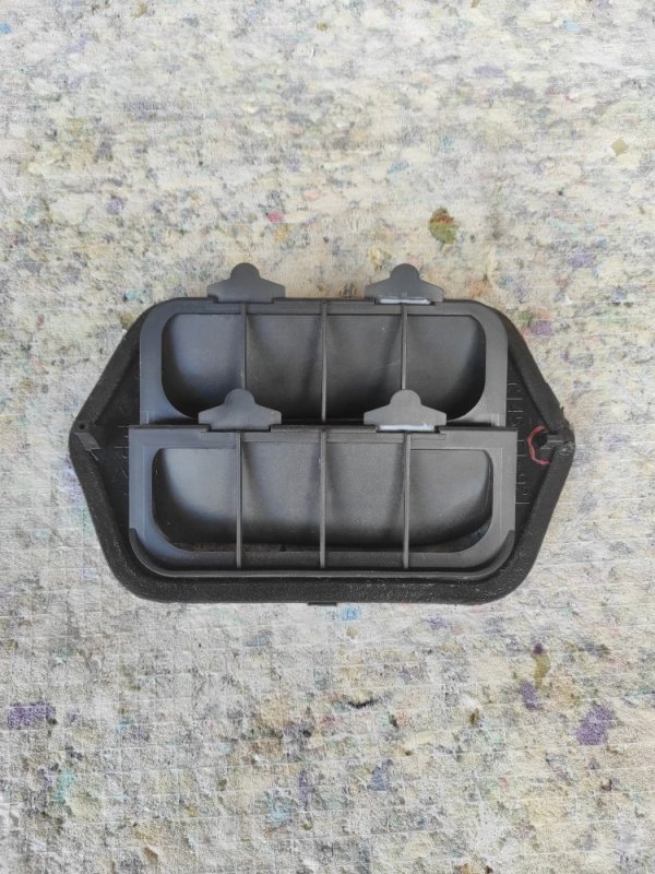 Клапан вентиляции салона задний левый MAZDA CX-5 (KE) 11-17 Внедорожник 2.5 Клапан вентиляции салона задний левый MAZDA CX-5 (KE) 11-17 Внедорожник 2.5