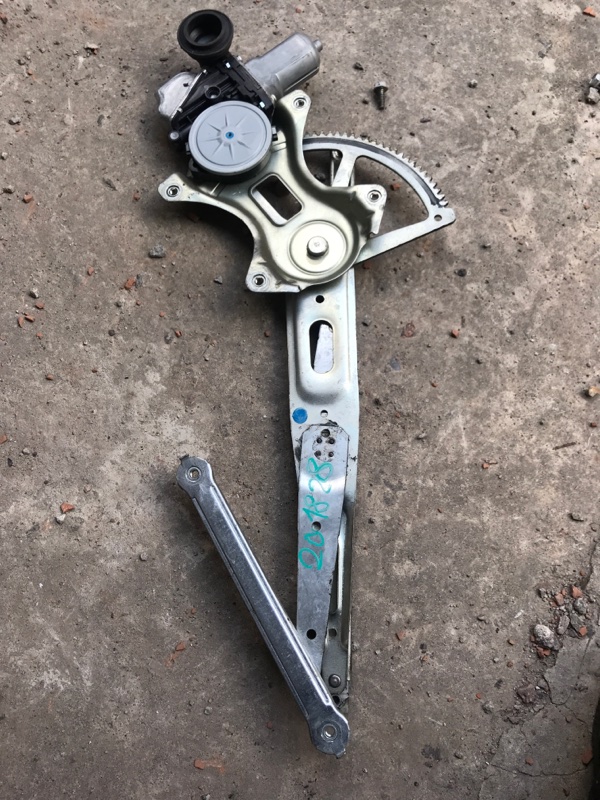 Стеклоподъемник передний правый TOYOTA PRIUS - 30 09-17 69801-52070 Б/У