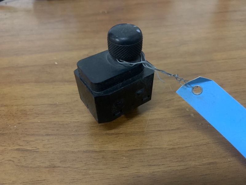 Блок управления зеркалами SX4 06-13 Блок управления зеркалами SX4 06-13