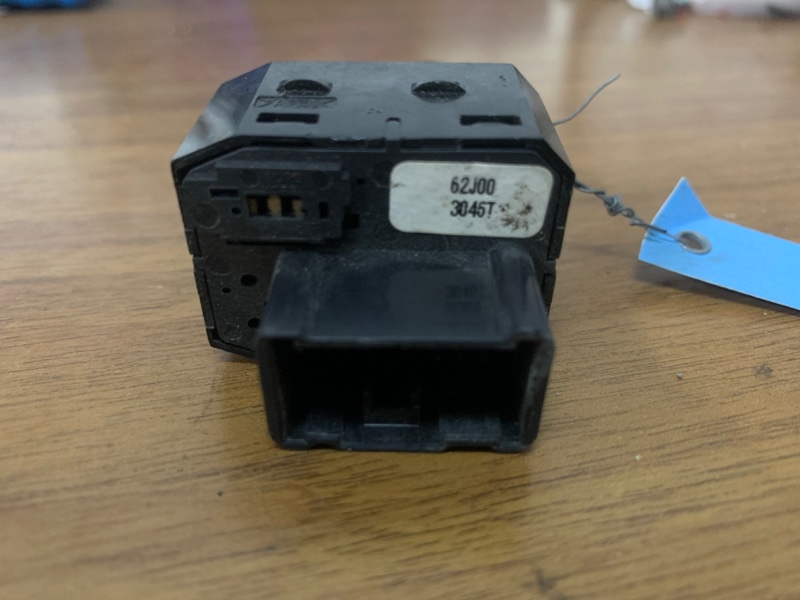 Блок управления зеркалами SX4 06-13 Блок управления зеркалами SX4 06-13