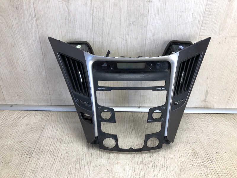 Накладка торпедо центр. HYUNDAI SONATA YF 10-14 2012 YF 2.4 G4KK 84741-4R400YE3 Б/У