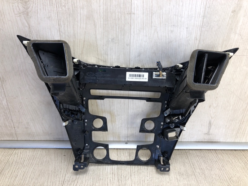 Накладка торпедо центр. SONATA YF 10-14 2012 YF 2.4 G4KK