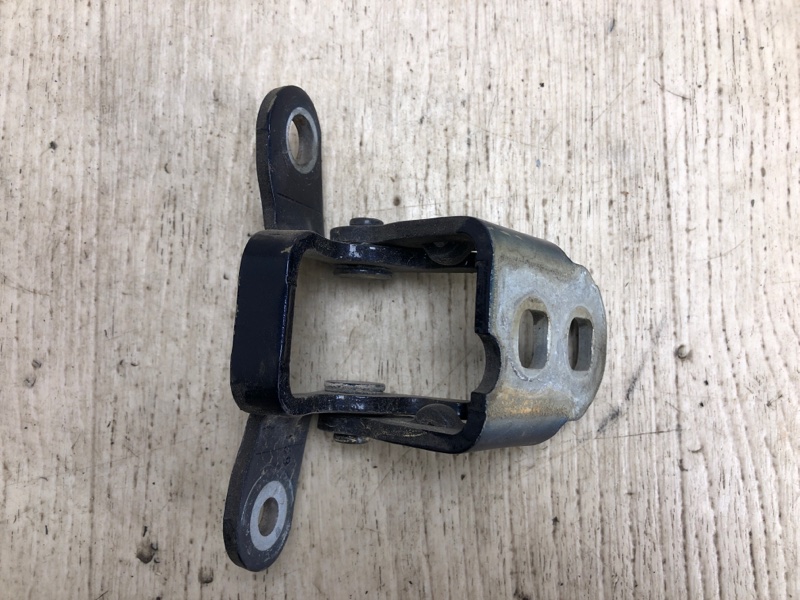 Запчасть петля двери верхняя задняя правая JEEP PATRIOT 10-17 2015 MK74 2.4 ED3 5074256AB Б/У Петля двери верхняя задняя правая JEEP PATRIOT 10-17 2015 MK74 2.4 ED3 5074256AB Б/У