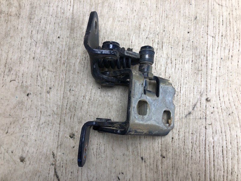 Запчасть петля двери нижняя задняя правая JEEP PATRIOT 10-17 2015 MK74 2.4 ED3 5115712AK Б/У Петля двери нижняя задняя правая JEEP PATRIOT 10-17 2015 MK74 2.4 ED3 5115712AK Б/У