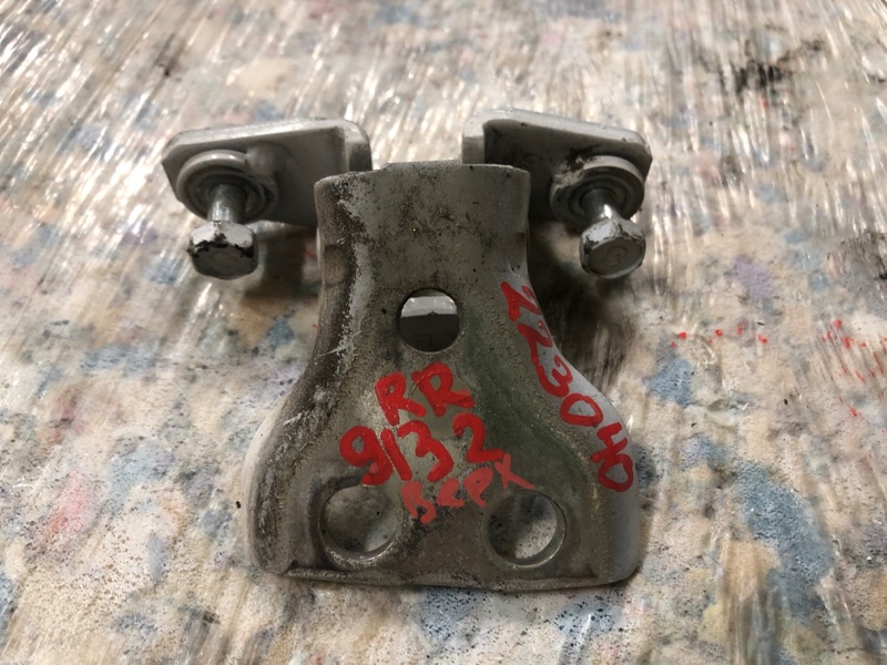 Петля двери верхняя задняя правая MITSUBISHI GALANT 03-12 2012 Седан 2.4 4G69 MR220212 Б/У