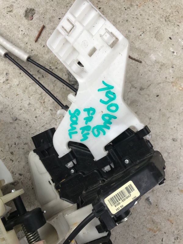 Запчасть замок двери передний правый KIA SOUL PS 13-19 2017 PS 1.6 81320-B2010 Б/У Замок двери передний правый KIA SOUL PS 13-19 2017 PS 1.6 81320-B2010 Б/У