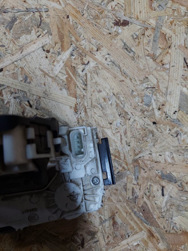 Замок двери задний левый CHEROKEE 14- 2015 Внедорожник 2.4 Замок двери задний левый CHEROKEE 14- 2015 Внедорожник 2.4