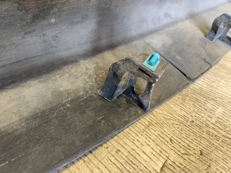 Накладка порога наружная правая 200 14-16 2015 UF 2.4 ED6