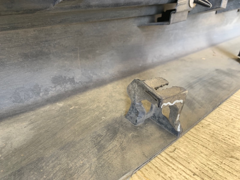 Накладка порога наружная правая 200 14-16 2015 UF 2.4 ED6