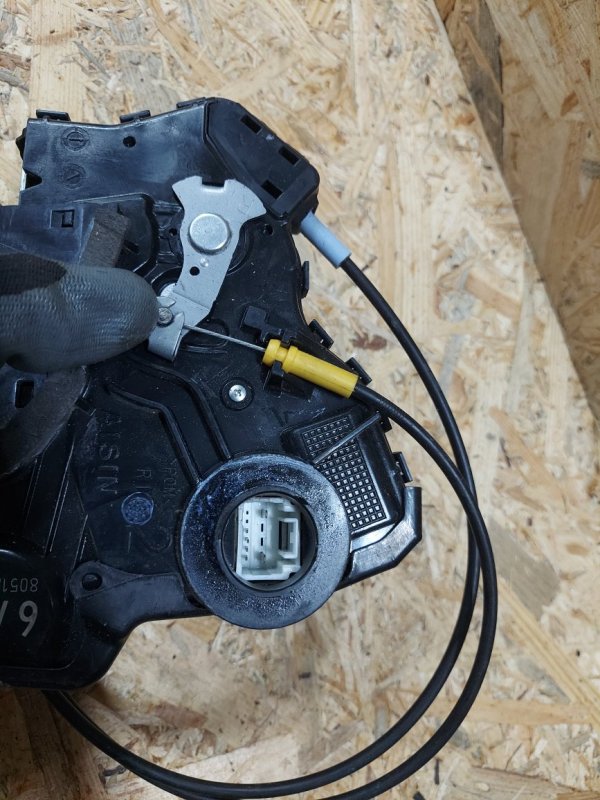 Замок двери передний правый TOYOTA AURIS 06-12