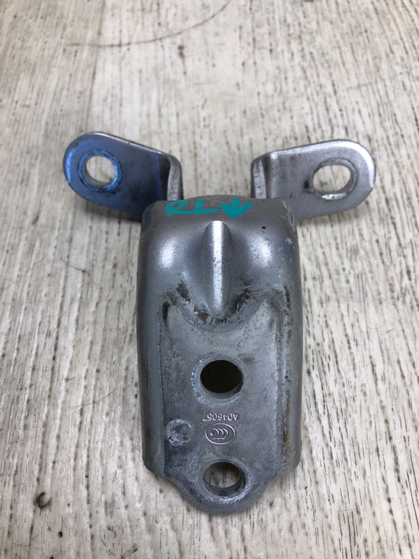 Петля двери нижняя задняя левая HYUNDAI SONATA YF 10-14 YF 2.4 G4KK Петля двери нижняя задняя левая HYUNDAI SONATA YF 10-14 YF 2.4 G4KK