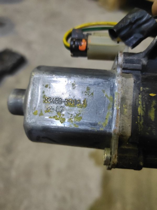 Моторчик стеклоподъемника задний левый SONATA YF 10-14 Моторчик стеклоподъемника задний левый SONATA YF 10-14