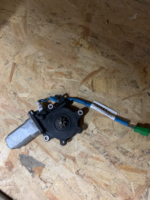 Моторчик стеклоподъемника передний левый SUBARU FORESTER SG 02-07 61188SA011 Б/У