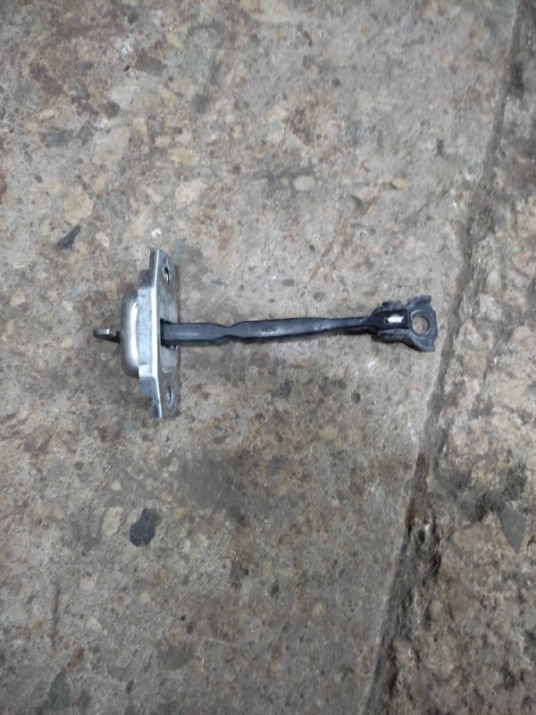 Ограничитель двери передний правый TOYOTA AURIS 06-12 68610-12190 Б/У