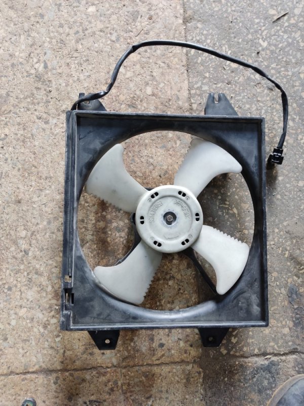 Запчасть диффузор вентилятора основного радиатора правый MITSUBISHI GALANT 97-03 MR270403 Б/У Диффузор вентилятора основного радиатора правый MITSUBISHI GALANT 97-03 MR270403 Б/У