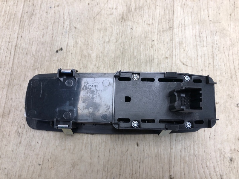 Кнопка стеклоподъемника передняя правая JEEP CHEROKEE 14- KL 2.4 ED6