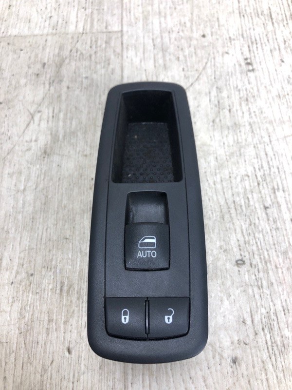 Кнопка стеклоподъемника передняя правая CHEROKEE 14- 2017 KL 2.4 ED6