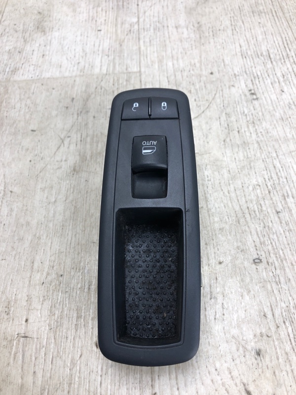Кнопка стеклоподъемника передняя правая CHEROKEE 14- 2017 KL 2.4 ED6