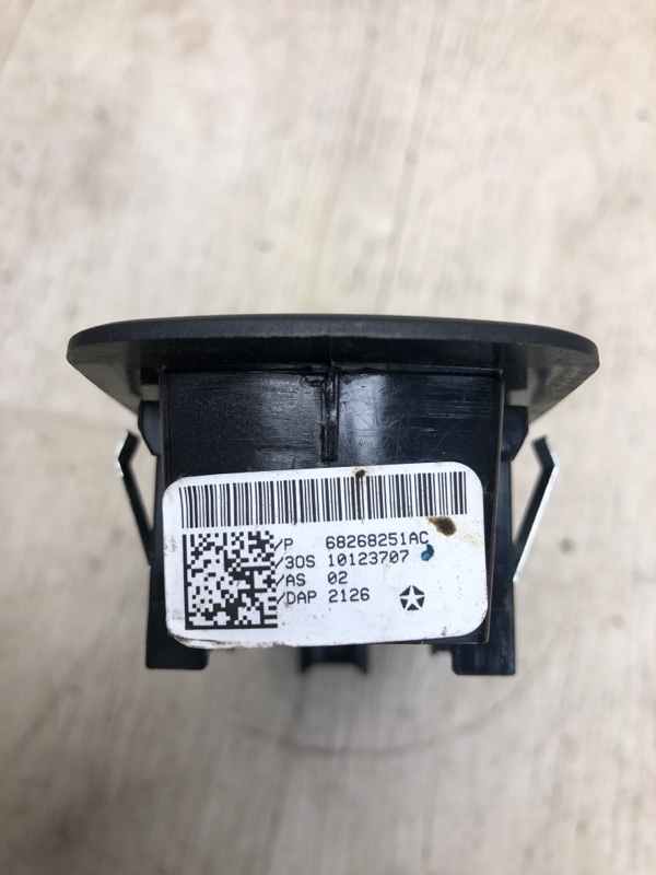 Кнопка стеклоподъемника передняя правая CHEROKEE 14- 2017 KL 2.4 ED6