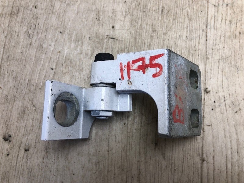 Запчасть петля двери верхняя задняя правая JEEP CHEROKEE 14- 2017 KL 2.4 ED6 68140734AB Б/У Петля двери верхняя задняя правая JEEP CHEROKEE 14- 2017 KL 2.4 ED6 68140734AB Б/У