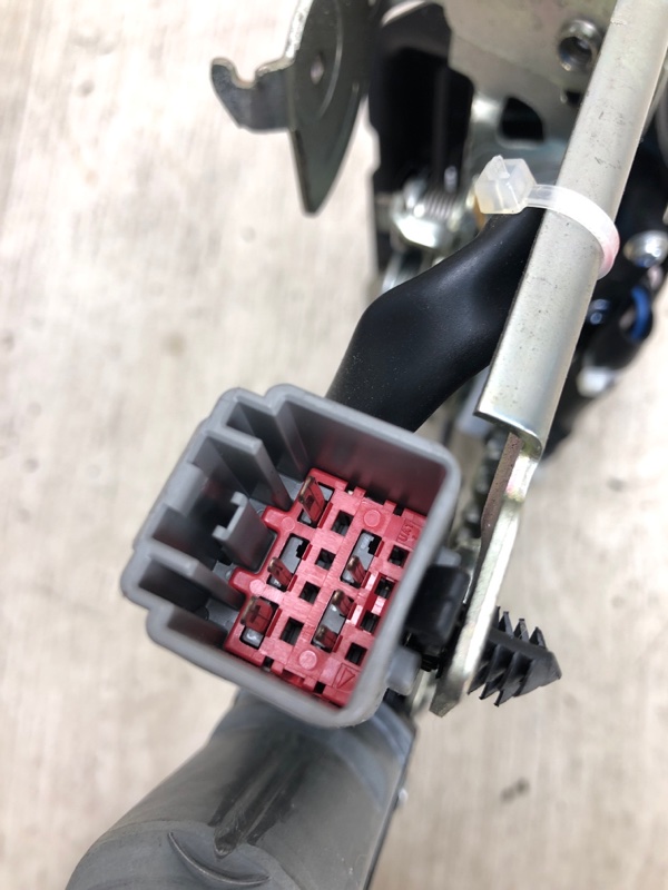 Замок крышки багажника CHEROKEE 14- 2017 KL 2.4 ED6 Замок крышки багажника CHEROKEE 14- 2017 KL 2.4 ED6