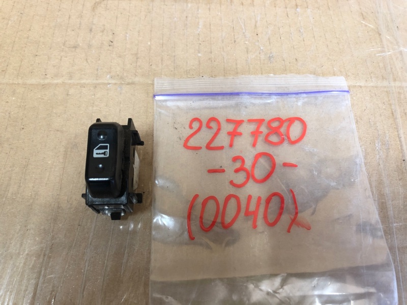 Кнопка центрального замка передняя правая CAMRY 30 02-06 2002 Седан 3.0 1MZFE