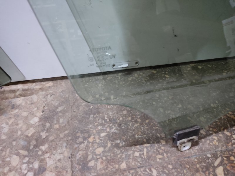 Стекло двери переднее правое COROLLA 150 06-13