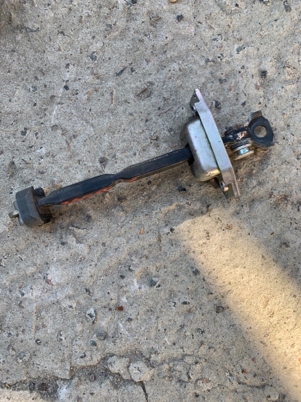 Запчасть ограничитель двери задний левый LEXUS ES350 06-12 68640-33080 Б/У Ограничитель двери задний левый LEXUS ES350 06-12 68640-33080 Б/У