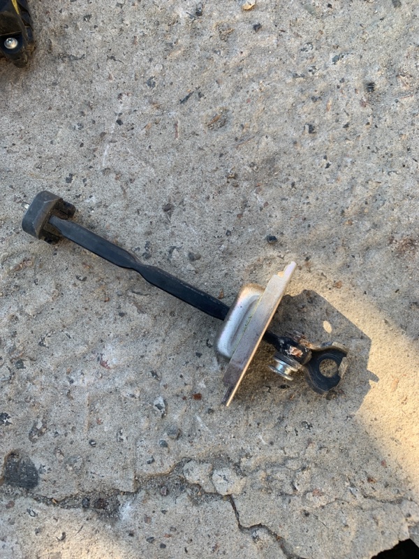 Ограничитель двери задний левый ES350 06-12 Ограничитель двери задний левый ES350 06-12