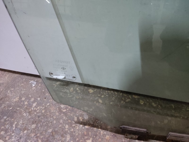 Стекло двери переднее правое RAV4 05-12