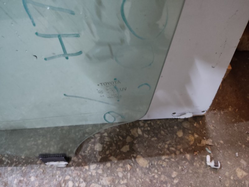 Стекло двери переднее левое AURIS 06-12