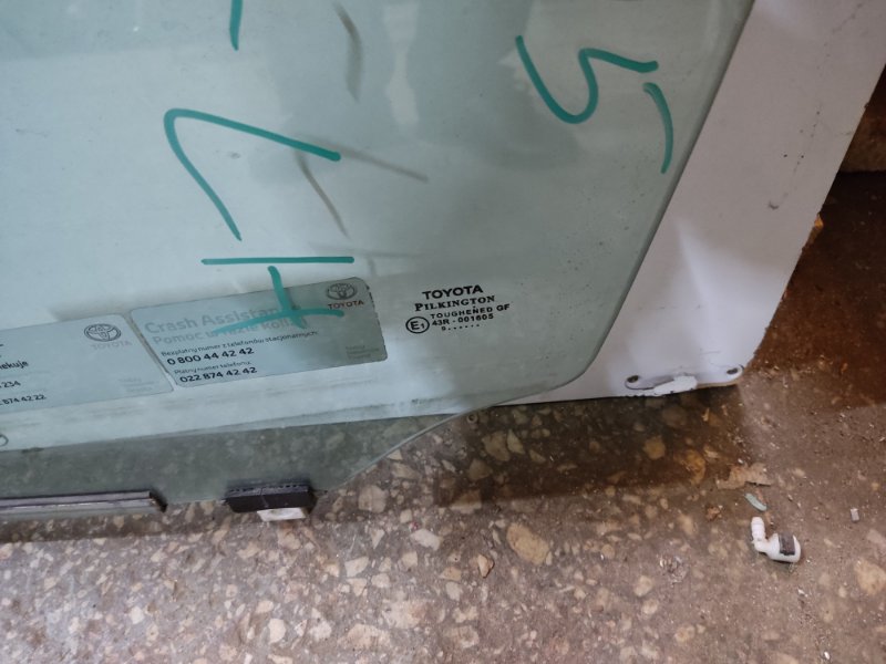 Стекло двери переднее левое AVENSIS 08-18