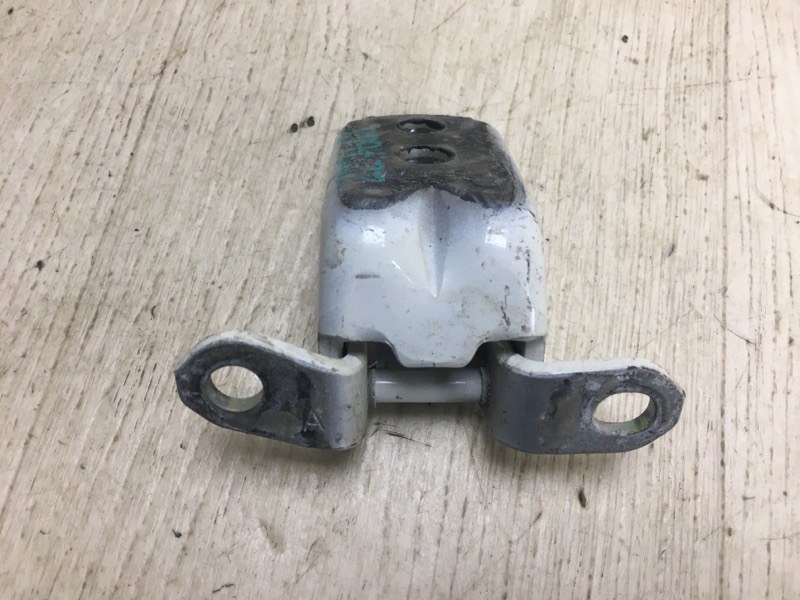 Петля двери нижняя передняя правая ROGUE 08-15 2010 S35 2.5 QR25DE