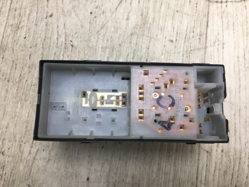 Кнопка стеклоподъемника ROGUE 08-15 2010 S35 2.5 QR25DE