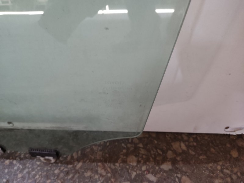 Стекло двери переднее левое RAV4 05-12
