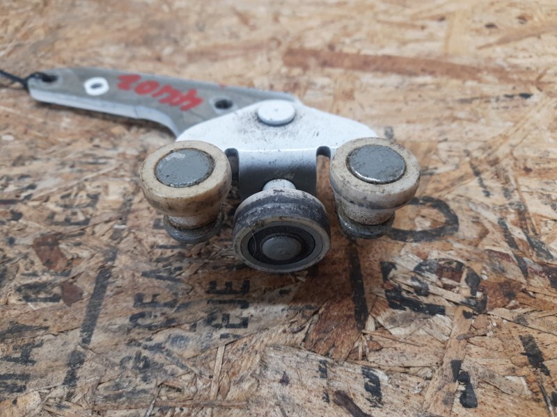 Ролик сдвижной двери нижний левый SIENNA 11-16 2015 Минивэн 3.5 2GR-FE