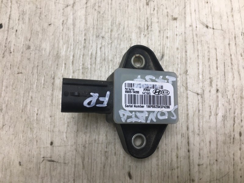 Запчасть датчик удара HYUNDAI SONATA YF 10-14 2011 YF 2.4 G4KJ 95920-1M200 Б/У Датчик удара HYUNDAI SONATA YF 10-14 2011 YF 2.4 G4KJ 95920-1M200 Б/У