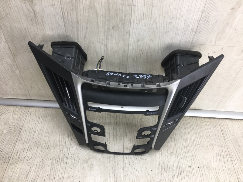 Накладка торпедо под магнитолу SONATA YF 10-14 2011 YF 2.4 G4KJ