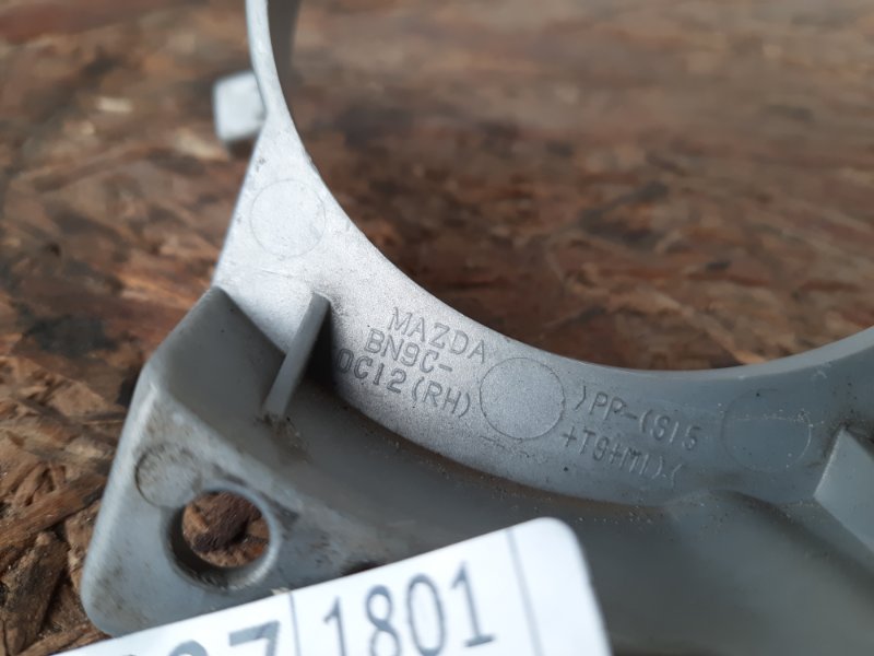 Накладка противотуманной фары правая MAZDA 3 BK 03-08 Седан 2.3 Накладка противотуманной фары правая MAZDA 3 BK 03-08 Седан 2.3