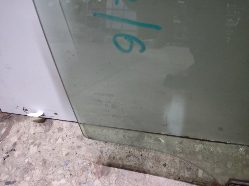 Стекло двери заднее правое AURIS 06-12