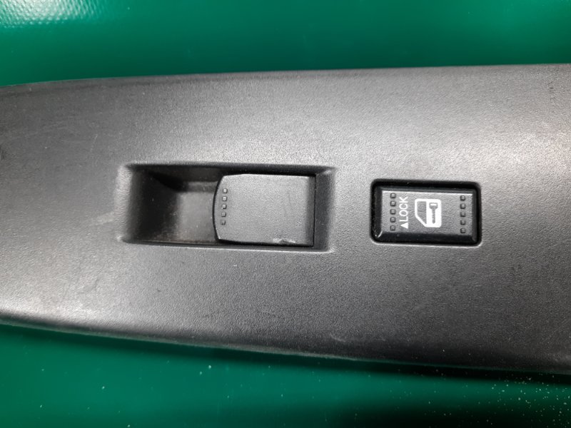 Кнопка стеклоподъемника передняя правая SUZUKI SX4 06-13 Седан J20A