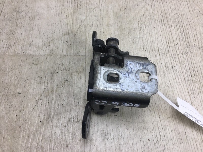 Запчасть петля двери нижняя задняя левая DODGE JOURNEY 08-20 2015 JC 3.6 ERB 5067939AG Б/У Петля двери нижняя задняя левая DODGE JOURNEY 08-20 2015 JC 3.6 ERB 5067939AG Б/У