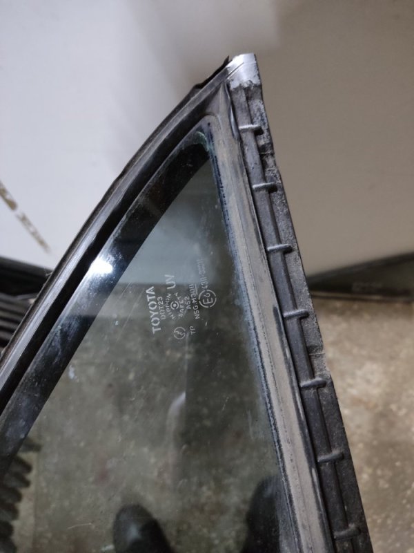 Стекло двери глухое заднее левое CAMRY 40 06-11