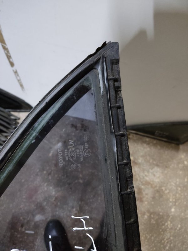 Стекло двери глухое заднее левое CAMRY 40 06-11