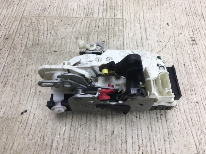 Замок двери задний правый JEEP COMPASS 06-16 MK49 2.0 ECN Замок двери задний правый JEEP COMPASS 06-16 MK49 2.0 ECN