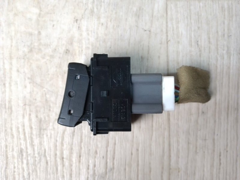 Кнопка обогрева сидений передняя правая PATHFINDER R52 12-21 2013 R52 3.5 VQ35DE