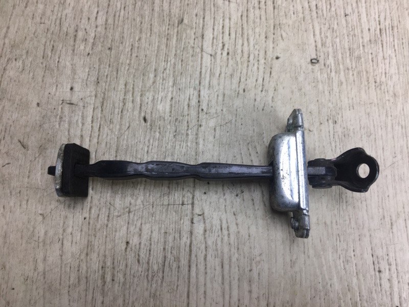 Запчасть ограничитель двери передний правый HYUNDAI SONATA LF 2014- 2015 LF 2.4 G4KJ 79390C1010 Б/У Ограничитель двери передний правый HYUNDAI SONATA LF 2014- 2015 LF 2.4 G4KJ 79390C1010 Б/У